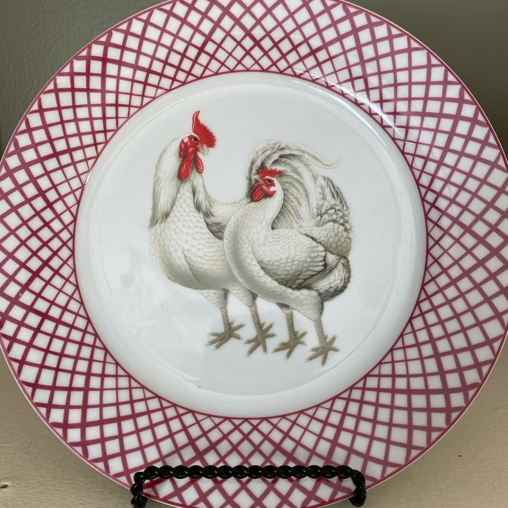 Decorative rooster plate by Basic Porcelana.
